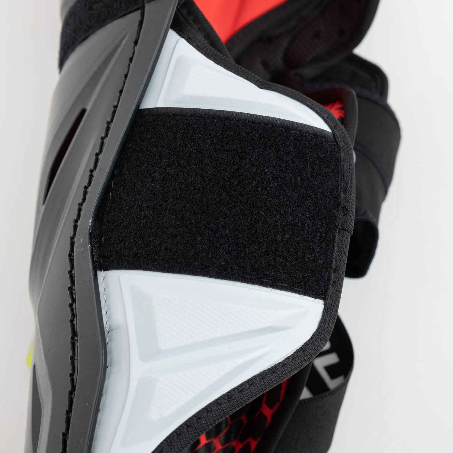 Bauer Vapor Hyperlite Senior Hockey Shin Guards - Image 18