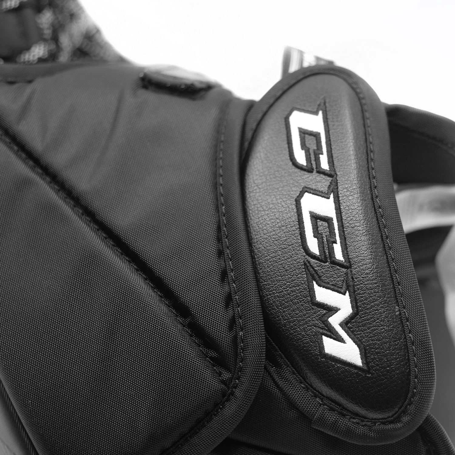 CCM Extreme Flex 5 Senior Goalie Catcher - 580 Break Angle - Image 8