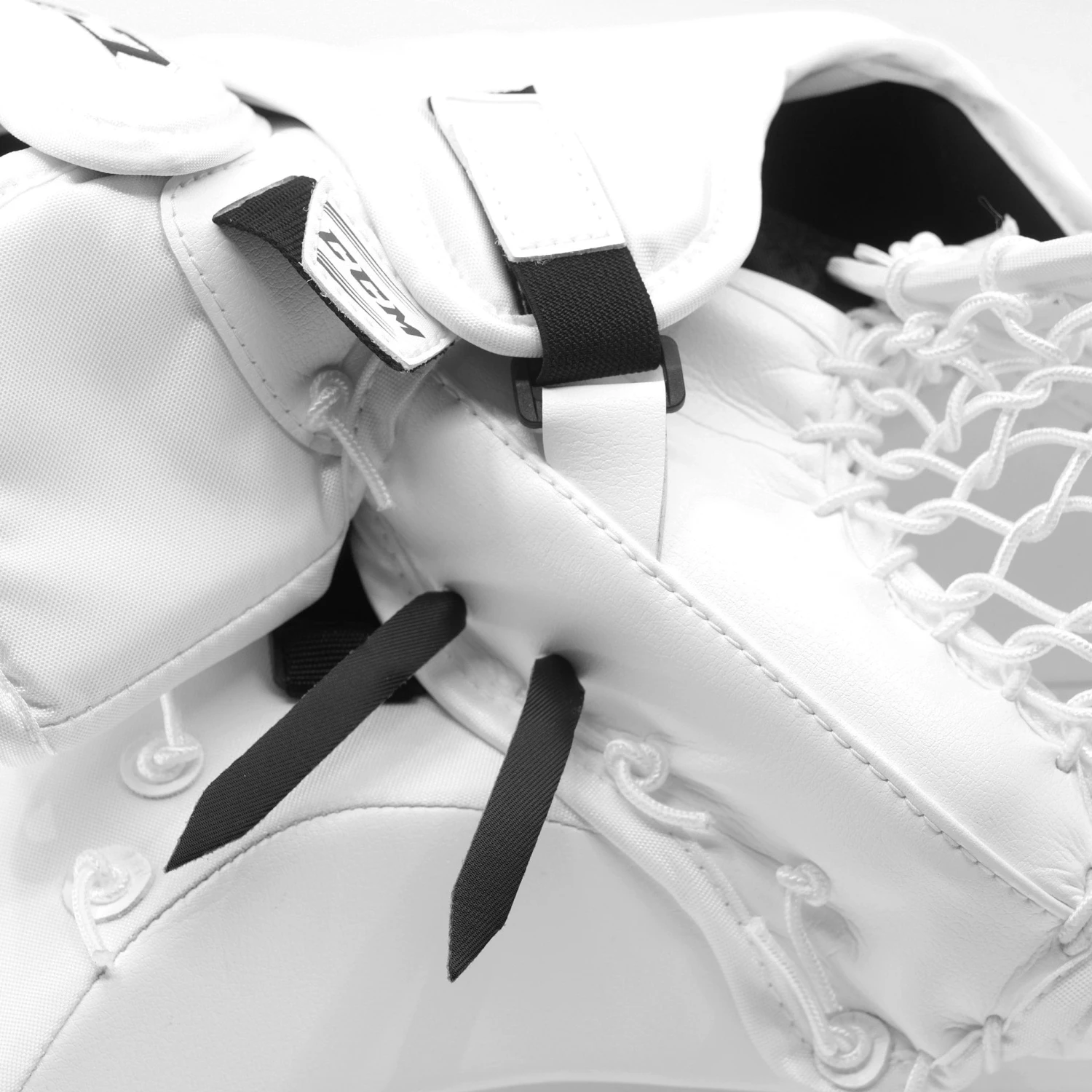 CCM Extreme Flex 5 Senior Goalie Catcher - 580 Break Angle - Image 10